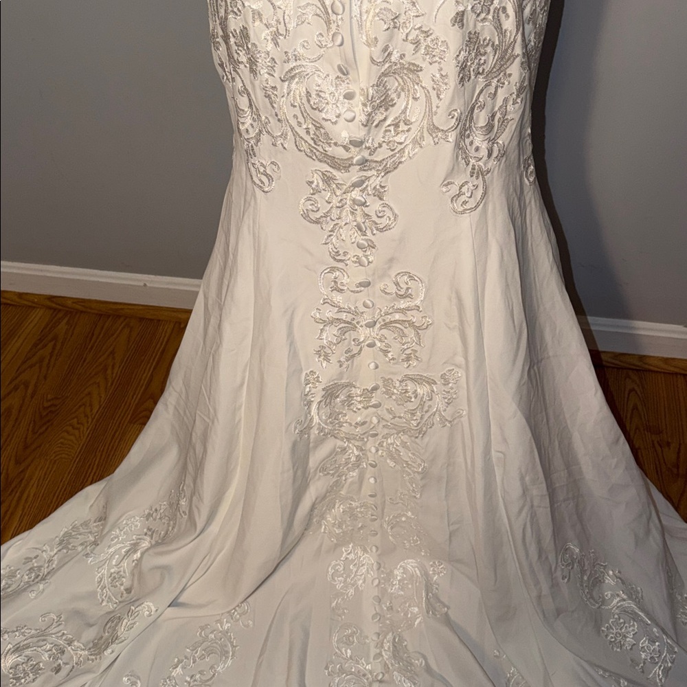 Ivory Lace Bridal Gown - Picture 15 of 16